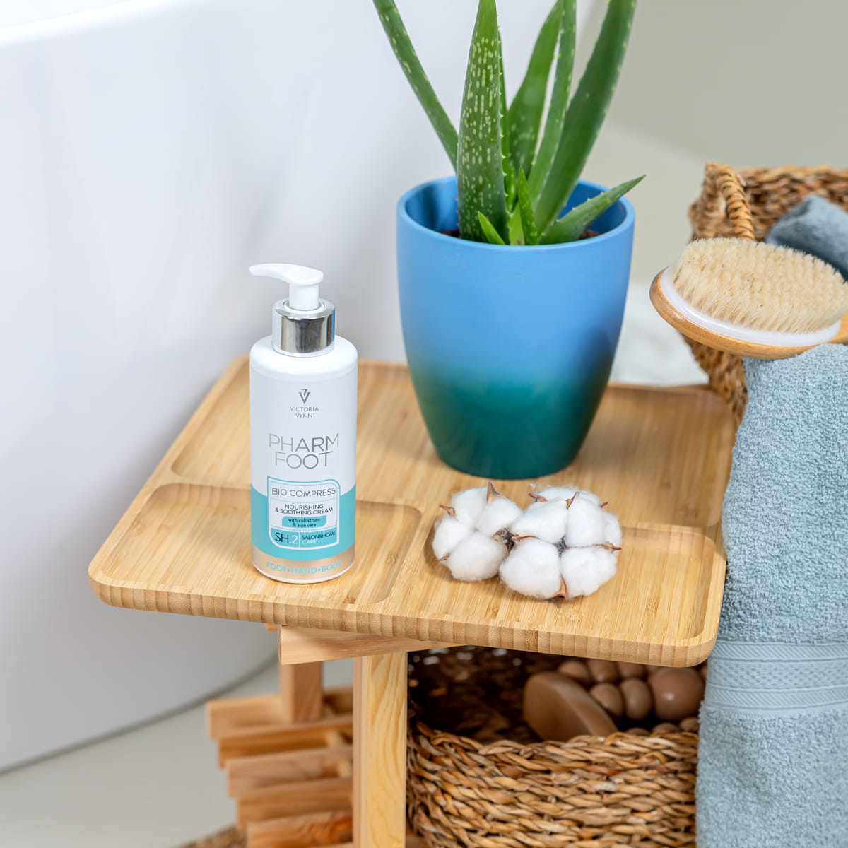 Pharm Foot bioCOMPRESS 250 ml NOURISHING & SOOTHING CREAM with colostrum & aloe vera www.design4nails.co.uk