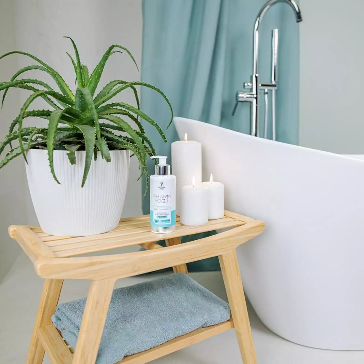 Pharm Foot bioCOMPRESS 250 ml NOURISHING & SOOTHING CREAM with colostrum & aloe vera www.design4nails.co.uk